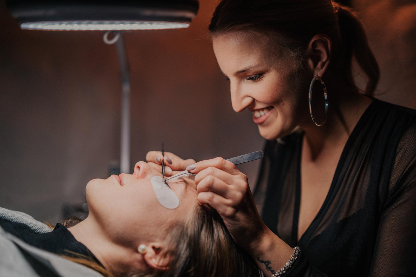 Michelle bei einer Wimpernbehandlung